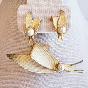 Vintage Gold Tone Curled Folded Leaf w/ Faux Pearls Brooch & Screw Back Earrings